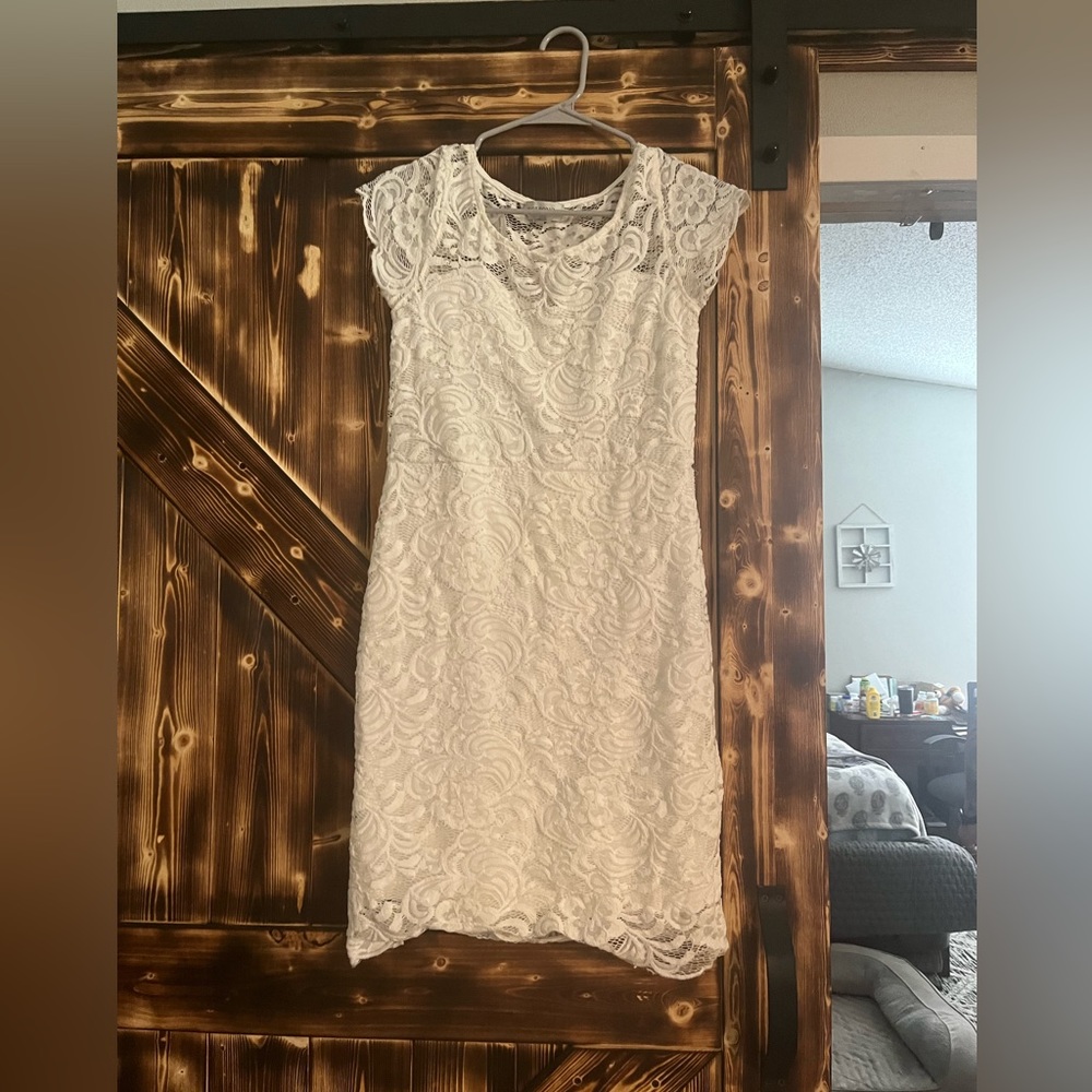 White lace engagement picture dress